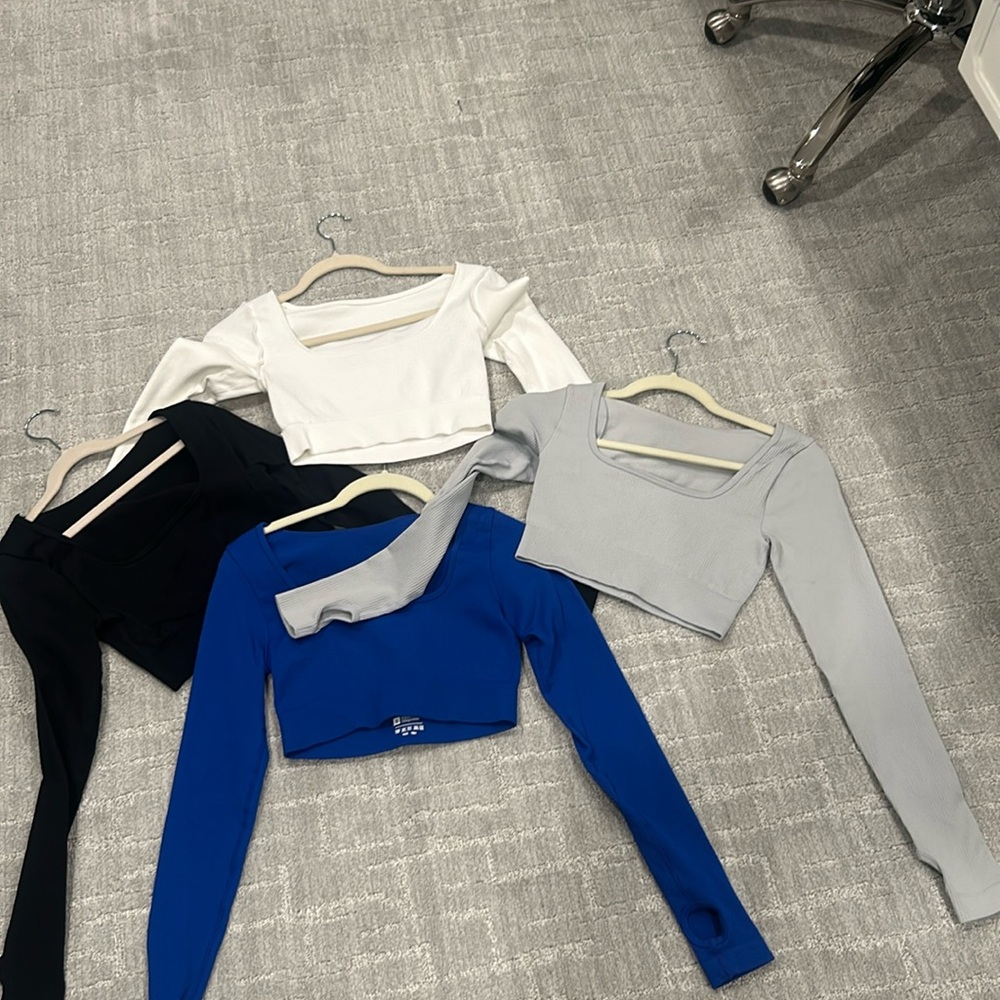 Quadruple pack of long sleeves never worn excellent